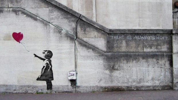 Топ-10: «Девочка с шаром» и другие работы Бэнкси