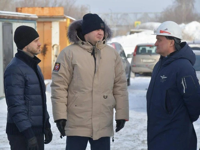 Хоценко лично встречался с Вячеславом Авдошиным, на фото он стоит справа от губернатора | Источник: «Омская область» / https://vk.com/wall-119696782_81153