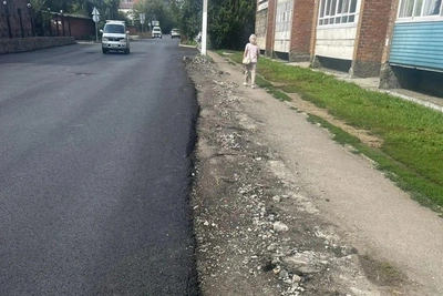 В Иркутске при ремонте улицы Лыткина колодцы закатали в асфальт