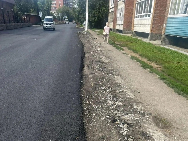 В Иркутске при ремонте улицы Лыткина в асфальт закатали колодцы | Источник: читатель «ИрСити»
