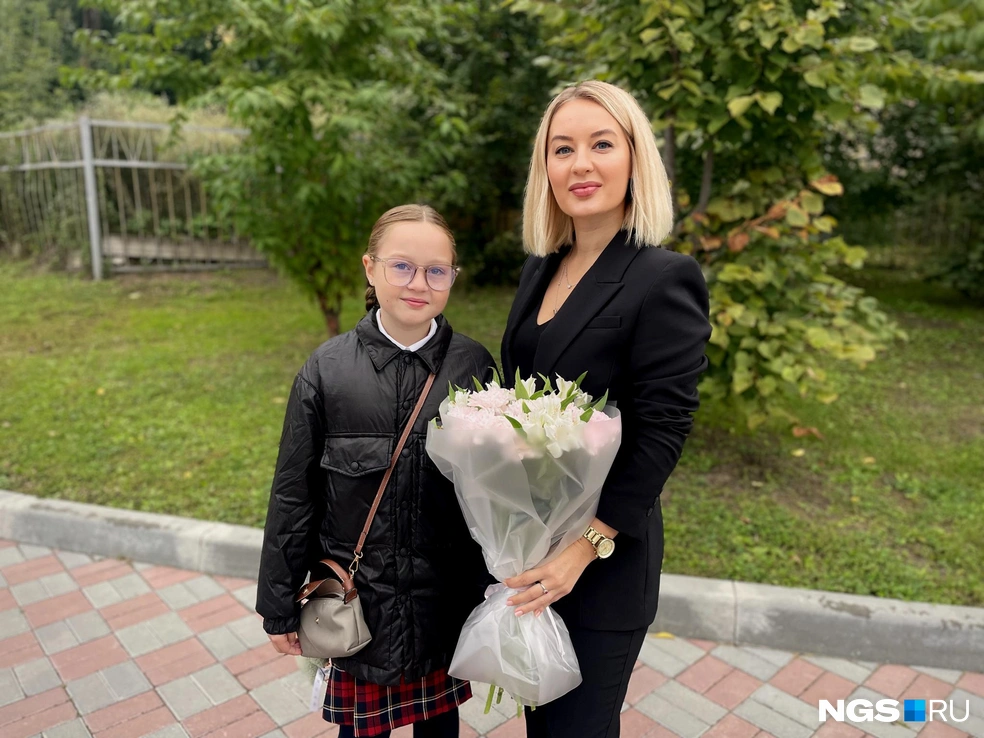 Третьеклассница Лиза и ее мама Полина | Источник: Алёна Золотухина / NGS.RU