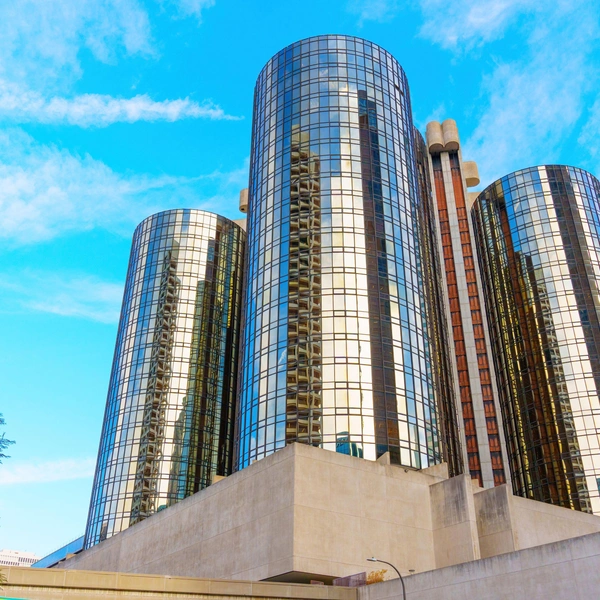 Отель Westin Bonaventure Hotel &amp; Suites в Лос-Анджелесе (404 S Figueroa St), вид снаружи | Источник: cometakatie via Legion Media