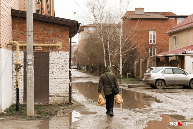 Сергей Викторович идет по улице Чайковского | Источник: Дарья Паращенко / 93.RU