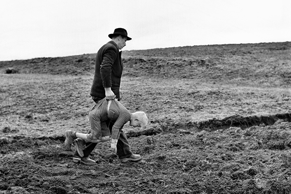 Элио Чиол «Фотография со съемок фильма «Последние». Отец наказывает Кеко», Фриули, 1962