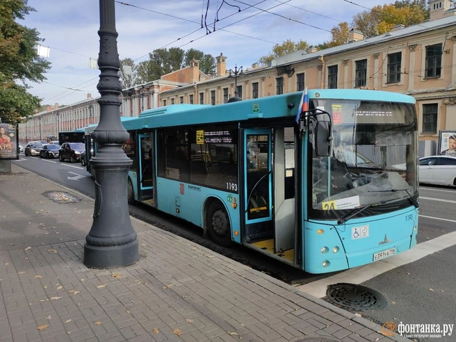 Рейсовый автобус встал на Васильевском — в салоне пострадала кондуктор | Источник: Михаил Огнев / «Фонтанка.ру»