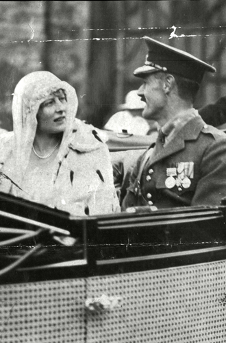 Леди Хелена Кембридж и майор Джон ГиббсПосле Первой мировой войны члены британской королевской семьи отказались от своих немецких титулов. Брат королевы Марии Адольф стал, по сути, последним герцогом Текским – и тот взял себе фамилию Кембридж. Его дочь, леди Хелена Кембридж в 1919 году вышла замуж за Джона Гиббса, ветерана войны и внука знаменитого бизнесмена викторианской эпохи Уильяма Гиббса. Торжество прошло в часовне Св. Георгия.