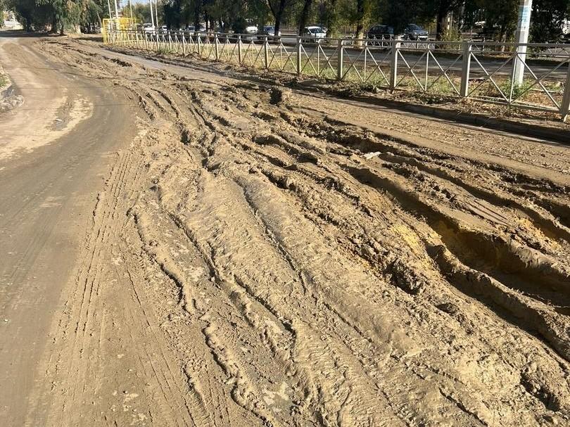 В Волгограде на оживленном перекрестке вскрыли асфальт и превратили дорогу в месиво из грязи — видео