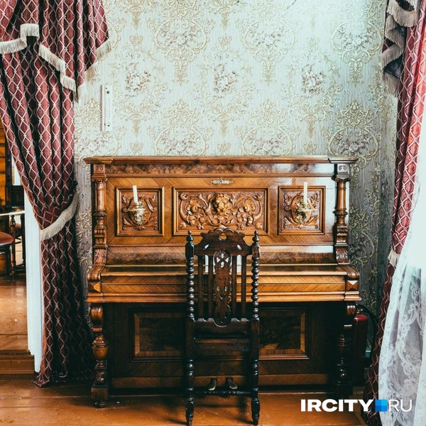 Такие артефакты приобретаются у людей или на аукционах по всей стране, а затем их доставляют в «Тальцы» | Источник: Алина Ринчино / «ИрСити»