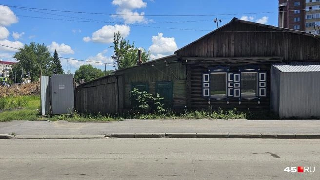 Этот дом попадает под снос | Источник: Дарья Никитченко / 45.RU