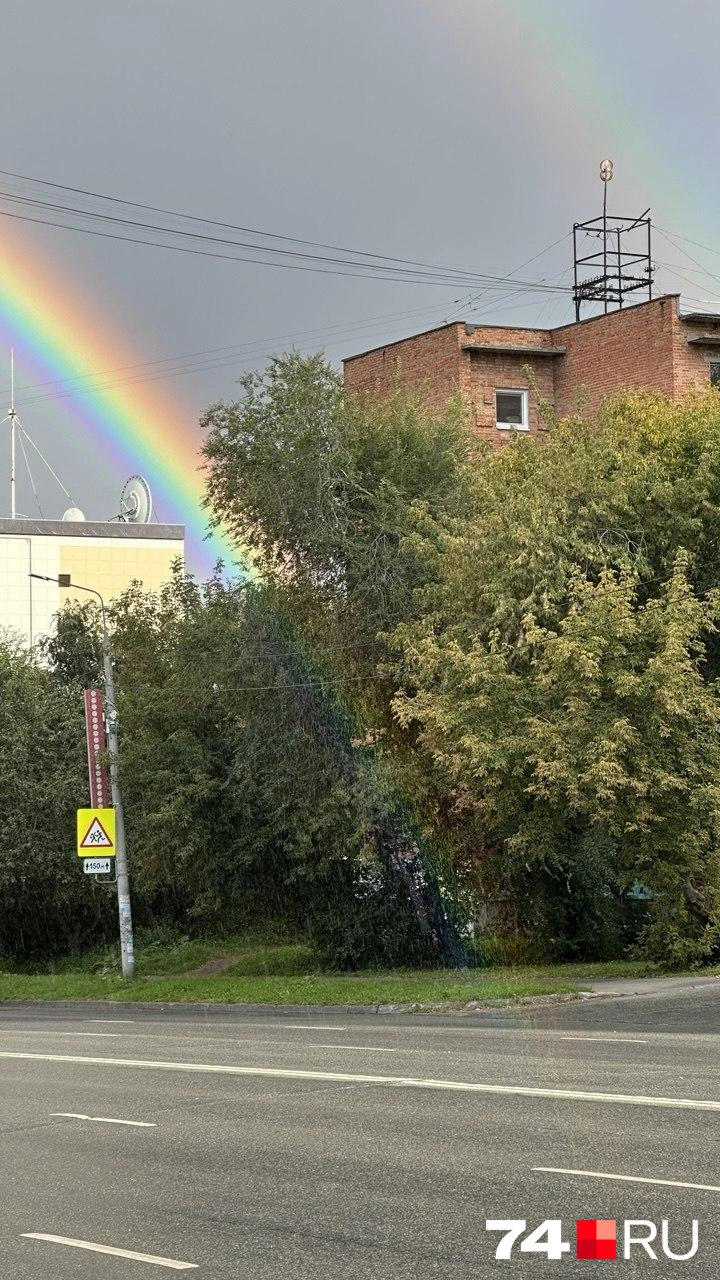 Челябинцы нашли, откуда растет радуга, это улица Калинина | Источник: читатель 74.RU