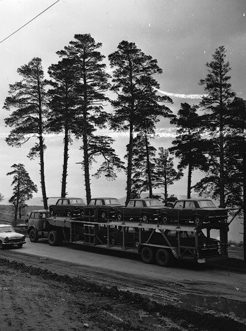 Доставка «Жигулей» в 1970-е | Источник: фотофонд Центрального госархива Самарской области