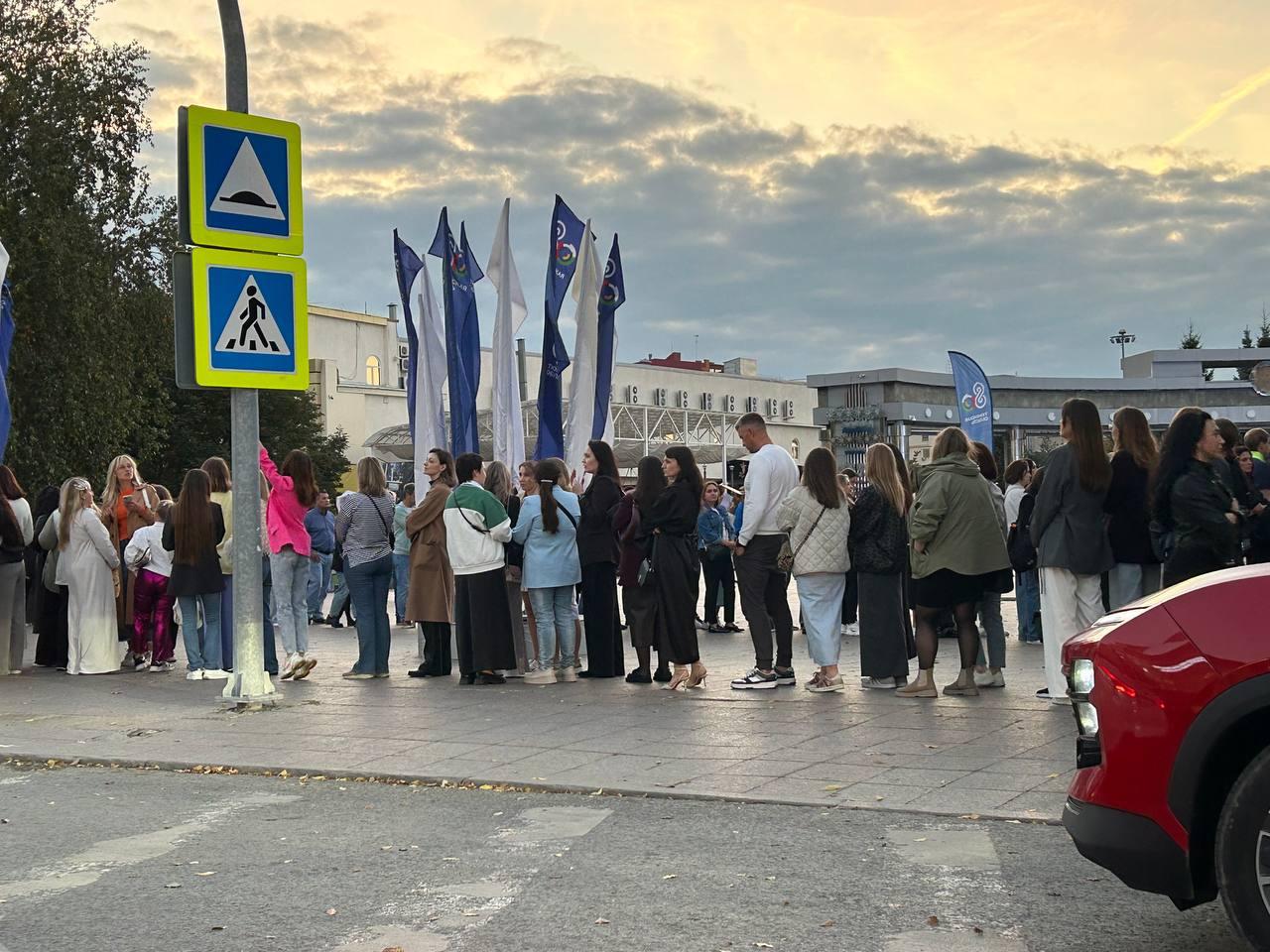 На Цветном бульваре сотни тюменцев выстроились в огромную очередь. Зачем?