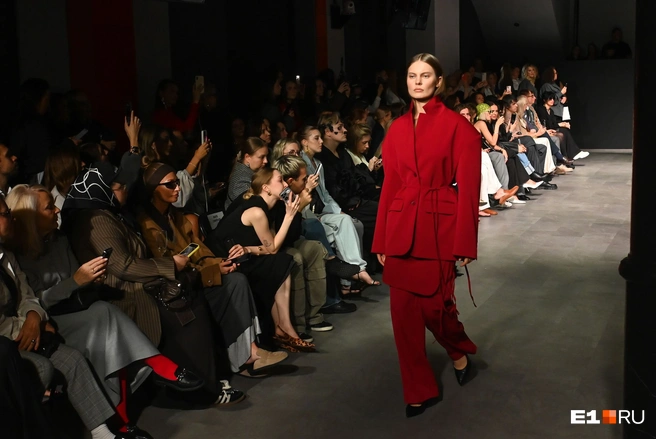 Кто сказал, что Новый год нельзя встречать в брючном костюме? | Источник: Дмитрий Емельянов / E1.RU