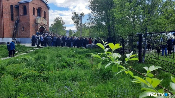 Неравнодушные пришли проститься с ребятами 