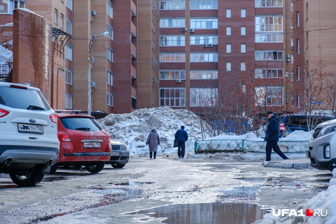 В одном из дворов на бульваре Ибрагимова образовался свой мини Эверест | Источник: Булат Салихов