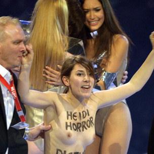 Голые активистки Femen накинулись на Хайди Клум