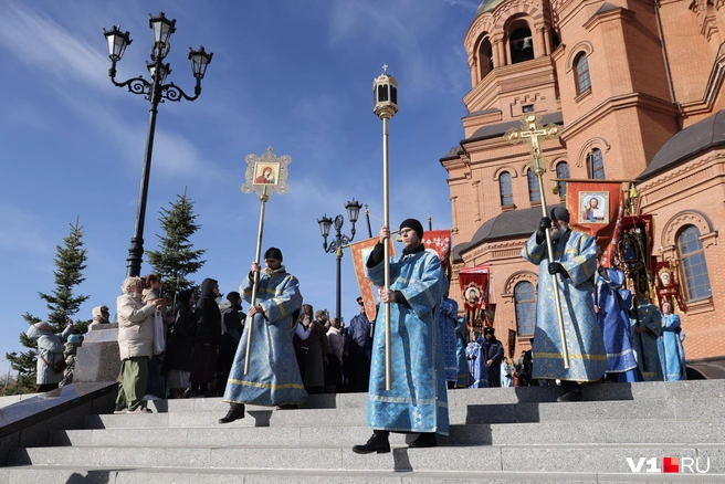 Дьяконы несли иконы, кресты и хоругви. За священнослужителями следовали миряне, взявшие с собой семейные иконы и знамена с изображением Иисуса Христа | Источник: Алексей Волхонский / V1.RU