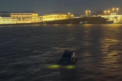 Машина ушла под воду у Академии художеств