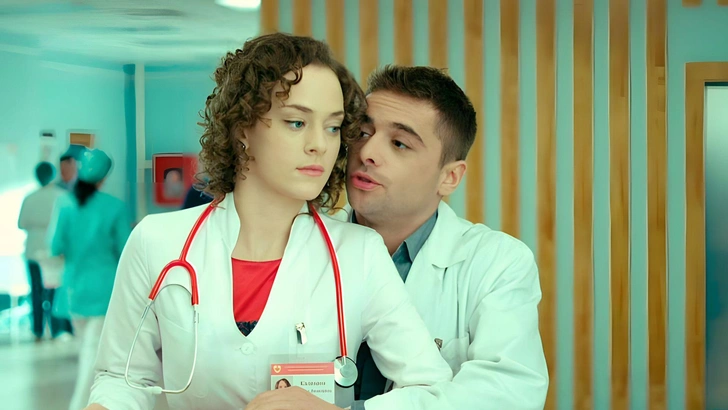 Любимые мужчины Аглаи Тарасовой: с кем встречалась звезда «Холопа», которая отбывает домашний арест | Источник: кадр из сериала «Интерны»