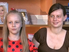 «Она будто под гипнозом и очень измучена»: близкие Тепляковых просят помочь матери вундеркинда Алисы