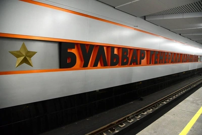 Станция «Бульвар Генерала Карбышева»: звезда Героя и барельефы