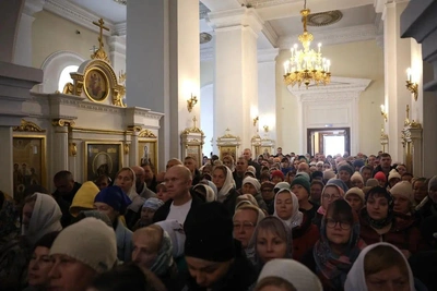 Омичи выстроились в очереди к Поясу Богородицы