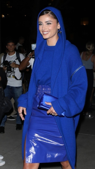 Тейлор Хилл собрала стильный тотал-лук в модном оттенке electric blue