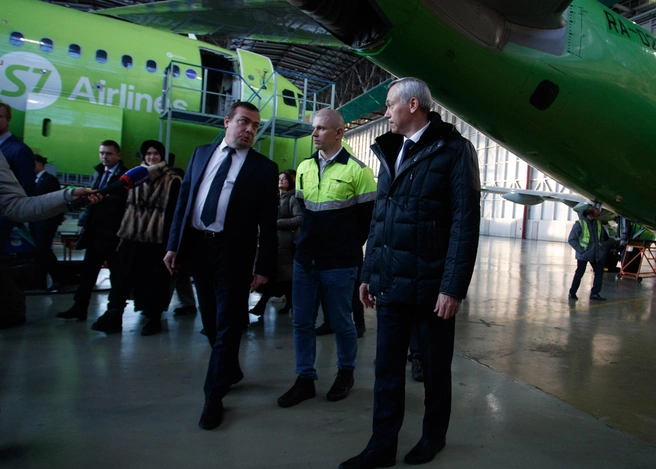 Дмитрий Куделькин и Александр Рапоцевич показывают Андрею Травникову объект | Источник: Андрей Бортко / NGS.RU