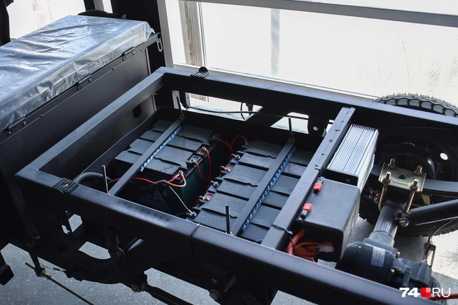 Гелевые батареи и силовая электроника располагаются в «окнах» рамы: так безопаснее | Источник: Артем Краснов