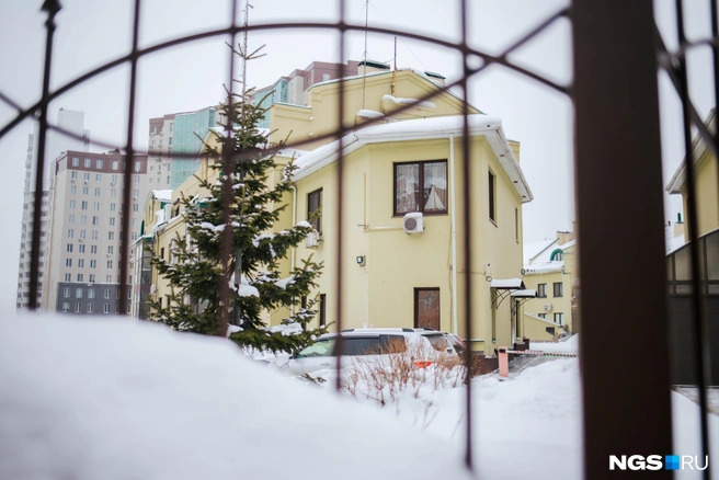 Серый кардинал, киллер Челентано и лихой бизнесмен. Кому принадлежат роскошные таунхаусы в доме на Шевченко Четырехэтажному дому на Шевченко 18 лет. Здесь всего 18 квартир-таунхаусов, у каждой два входа, мансарда и подземный паркинг | Источник: Алина Скитович
