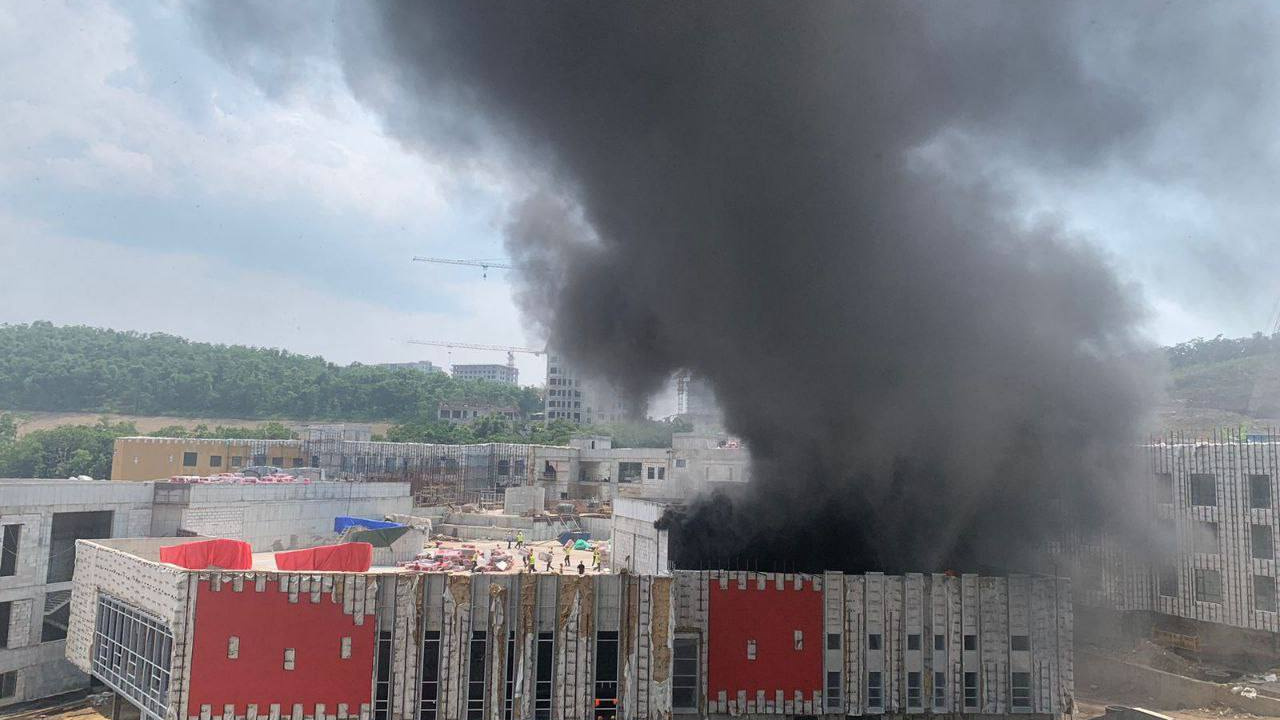 Пожар начался со спортзала. Строящаяся школа вспыхнула на Патрокле — подробности