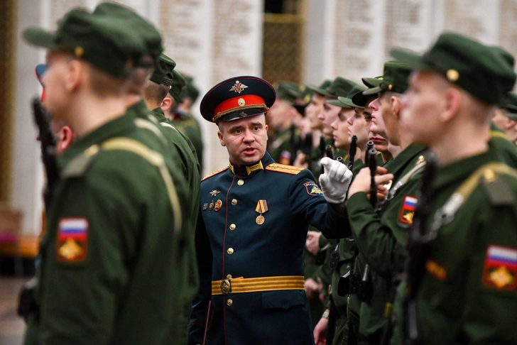 Телефон раз в неделю и родительский чат: как служит в Семеновском полку Калюжный и будет Macan | woman.ru