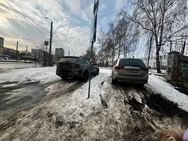 Классный снимок: настроением весеннего Челябинска повеяло, ага? Это Свердловский проспект, 28а, около автомобильного училища. Автор фото пишет, что отправила сообщение боту ГАИ. Попутно она спрашивает, как можно гарантированно привлечь к ответственности таких «чудил»? Простых путей, увы, нет: либо должен поработать автоматический комплекс фотовидеофиксации, либо сотрудники ГАИ. Госномера машин: М400ВХ 74, Р086ВК 774 | Источник: читатель 74.RU