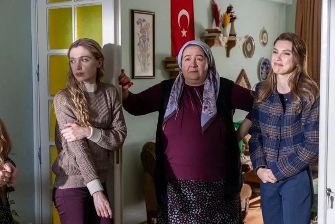 У героини Анны Андрусенко (слева) есть реальный прототип | Источник: кадр из фильма Bi Umut (6+), реж. Гёкхан Ары, 2025 год