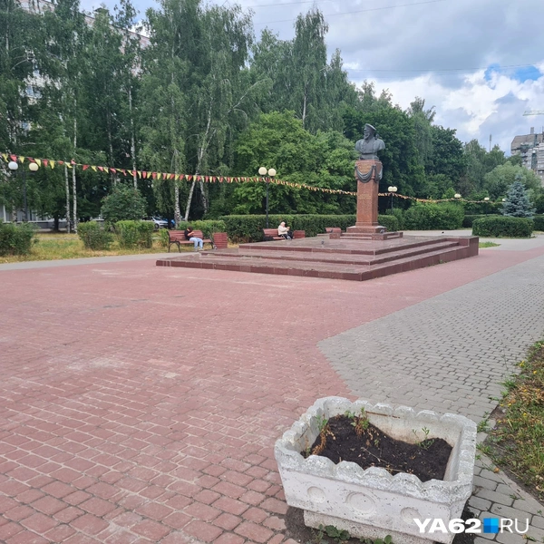 Парк встречает посетителей пустыми вазонами | Источник: Светлана Коновалова / YA62.RU