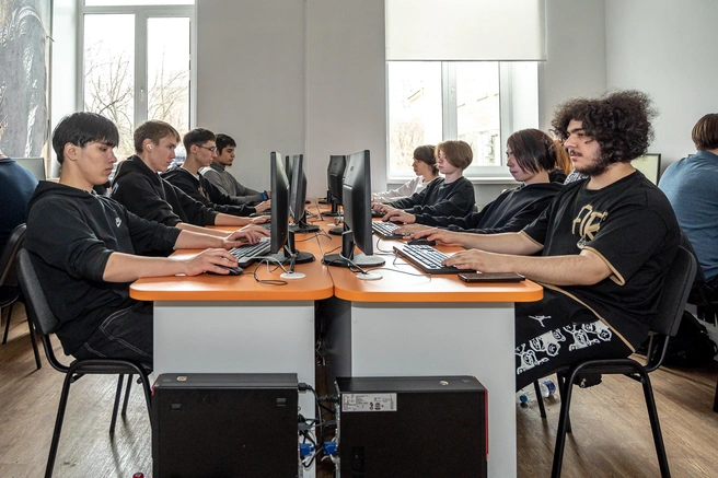 Со студентами занимаются практикующие IT-специалисты | Источник: Василина Любимова