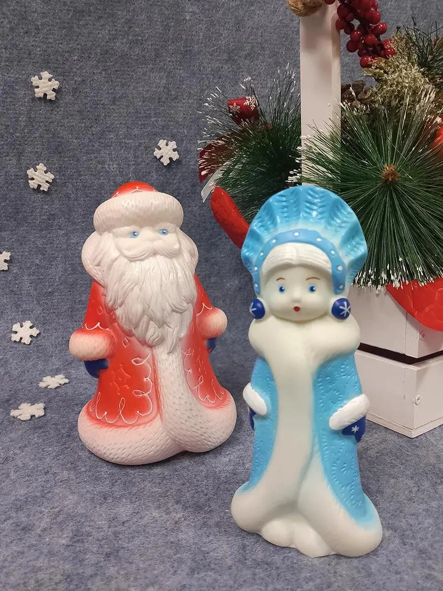 В отличие от большинства кукол под елку эти Дед Мороз со Снегурочкой сделаны не из пластика, а из резины. Стоимость двух фигурок высотой 15 и 16 см — чуть больше 1 тысячи рублей | Источник: Global.wildberries.ru