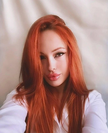 Девушка использует шампуни для поддержания цвета и оттеночные бальзамы | Источник: Мария Исупова 