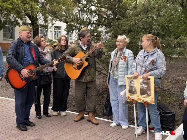 Люди пели песни у Вечного огня | Источник: Юлия Король /45.RU