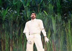 Кендрик Ламар поразил мир джинсами-клеш от Céline, а Bad Bunny удивил костюмом Zara