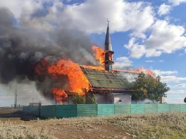 В одном из сёл Башкирии вспыхнула мечеть — видео