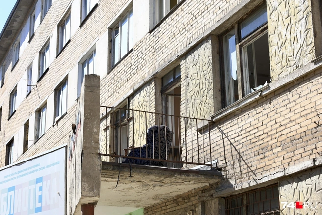 Бросаются в глаза распахнутые двери и выбитые окна | Источник: Михаил Шилкин