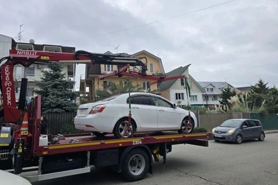 В Адлерском районе эвакуировали 10 машин по жалобам жителей