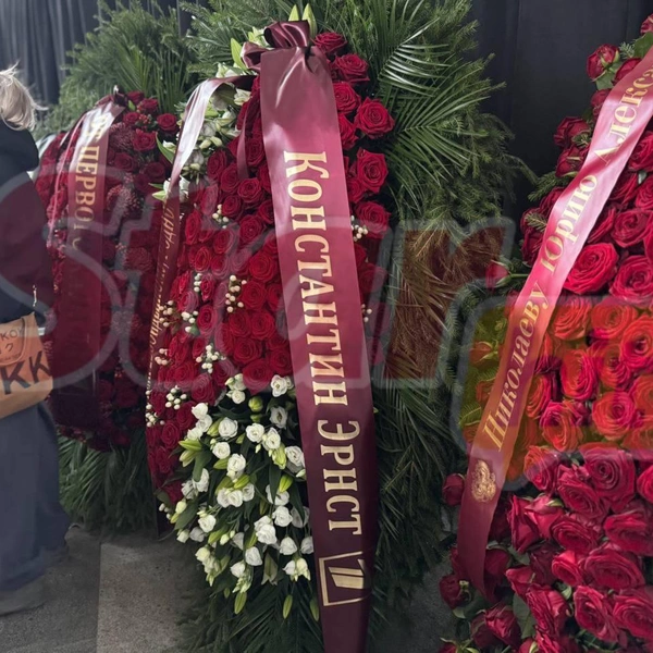 Венок от Константина Эрнста был составлен из алых и белых цветов