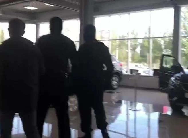Рязанец пытался подкупить полицейского, чтобы «отмазать» свой автосалон | ya62.ru