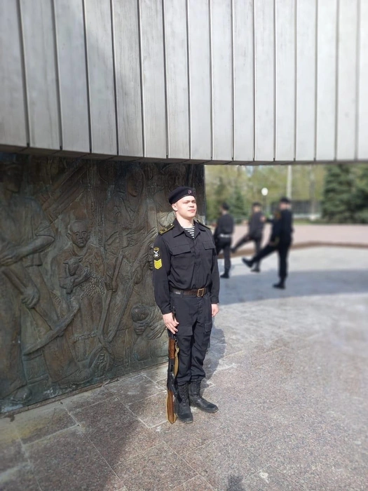 Если подойти ближе, можно рассмотреть сложные и прекрасные барельефы мемориала | Источник: Администрация Тольятти