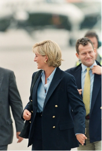 Принцесса Диана в Сараево в сопровождении своего дворецкого Пола Баррелла