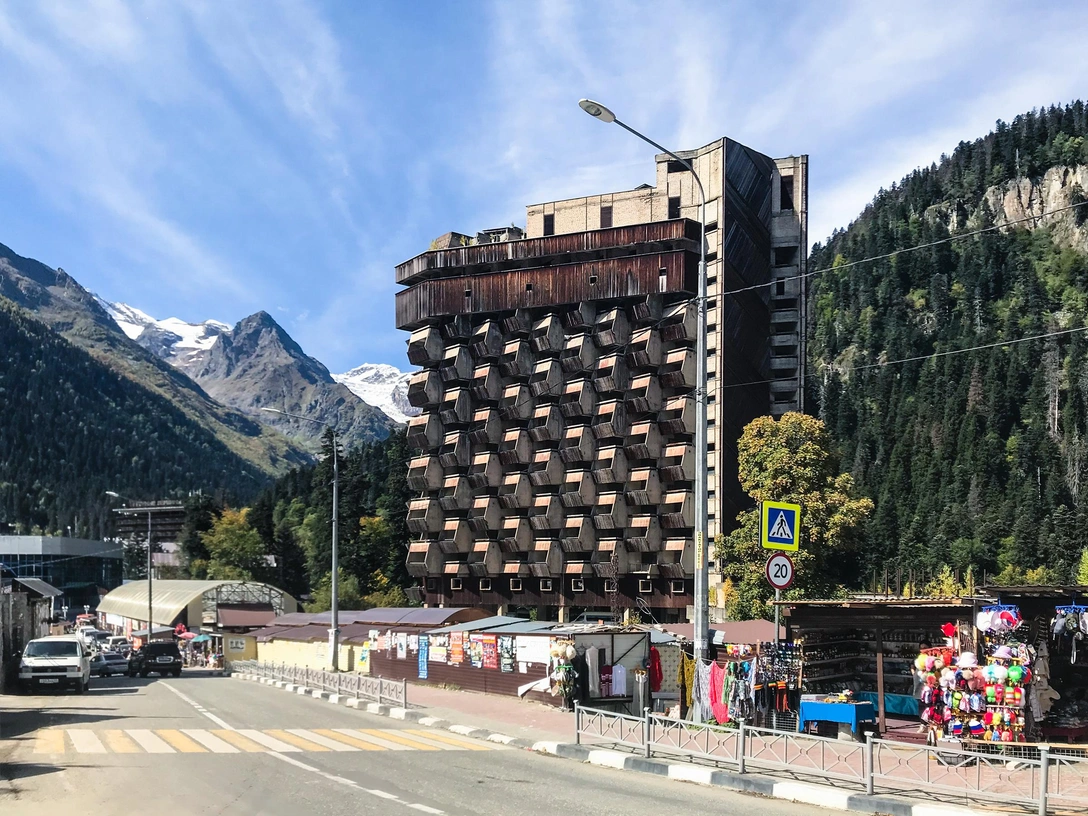 Гостинца «Аманауз» в Домбае. | Источник: Shutterstock/Fotodom.ru