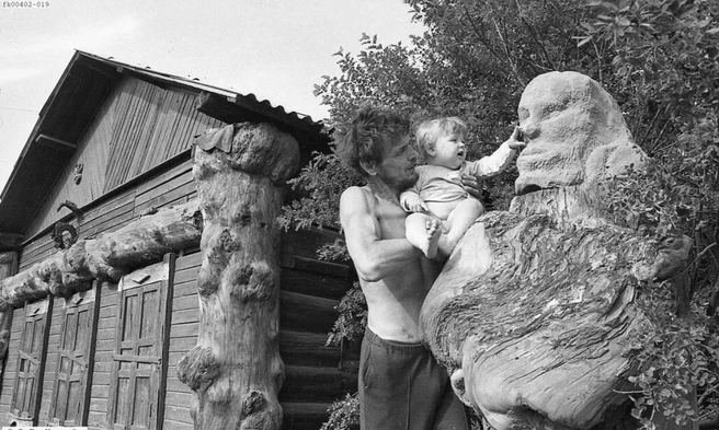 Двор был украшен деревянными идолами | Источник: Карасев В.Г / i.irklib.ru