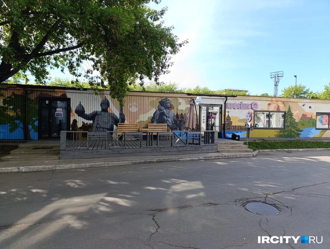 Здесь раньше был пункт проката коньков и роликов, сейчас&nbsp;— кофейня | Источник: Даниил Конин / «ИрСити»